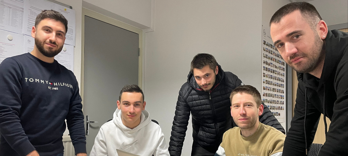 Installateurs (de gauche à droite) : Florian M, François-Xavier, Damien,Fabien et Florian P.